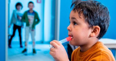¿Fácil como comer un dulce? Austria prueba test de covid-19 para niños, en forma de paleta