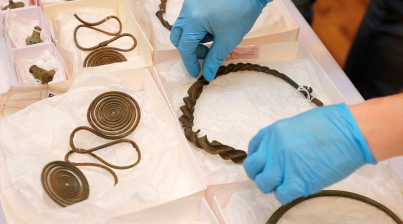 Hombre descubre por casualidad tesoro de más de 2 mil 500 años