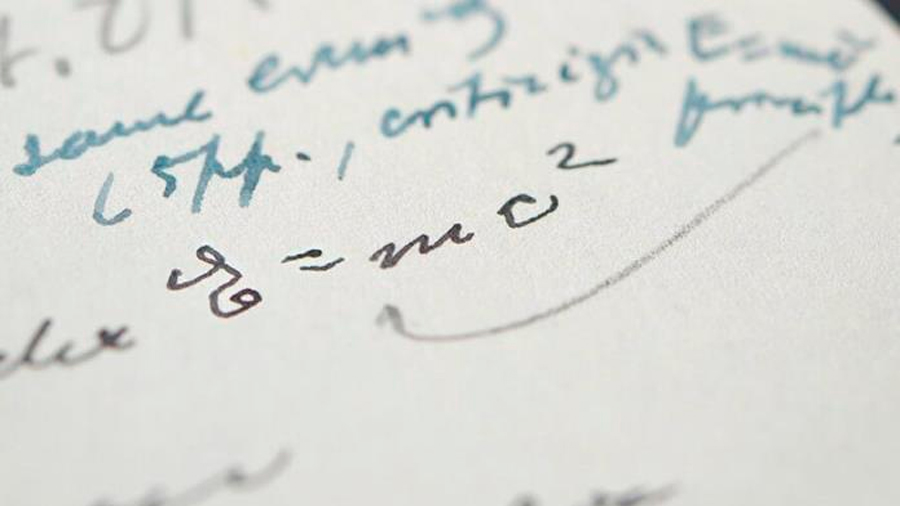 Subastada una carta escrita por Einstein con su famosa ecuación por 1.2 millones de dólares