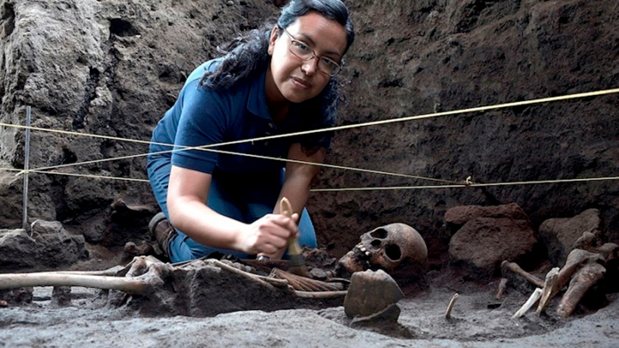 Arqueólogos mexicanos hallan 17 entierros prehispánicos en zona de Xochimilco