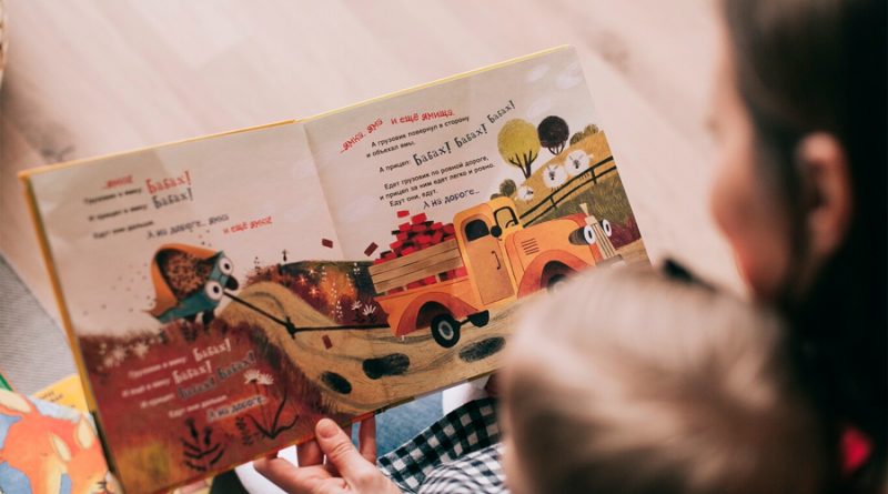 Contar cuentos también cura: la ciencia detrás de leer historias a los niños cuando están enfermos