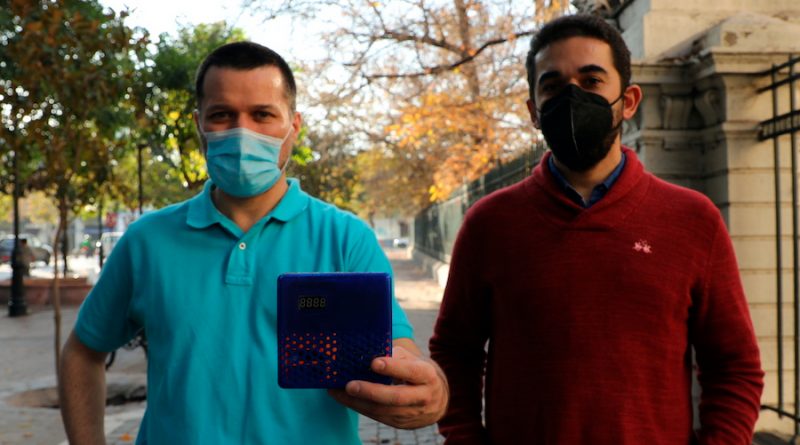 Científicos chilenos crean dispositivo que mide el peligro de contagio de covid-19 en espacios cerrados