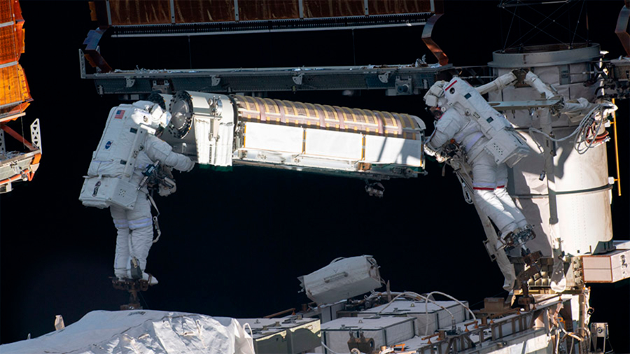 Caminata espacial: astronautas cambian paneles solares de la EEI