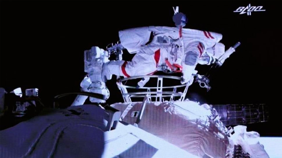 Astronautas realizan caminata fuera de la estación espacial china
