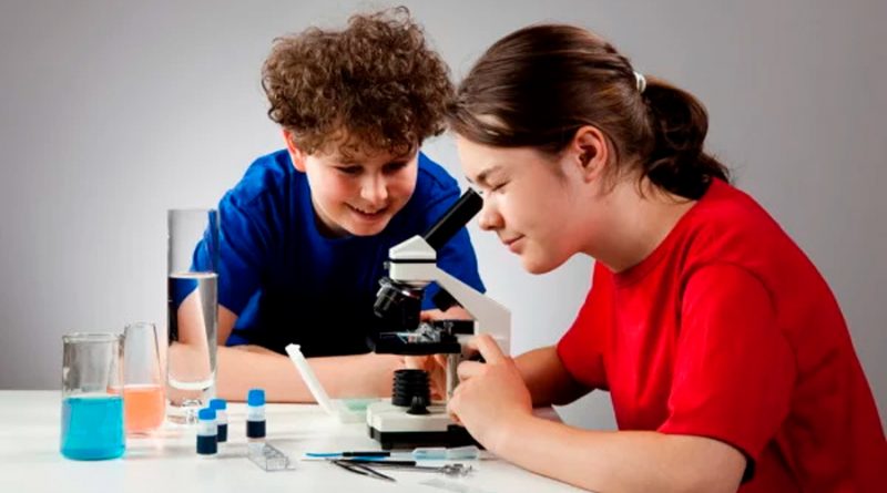 Investigadores construyen microscopio con LEGO y smartphones para niños