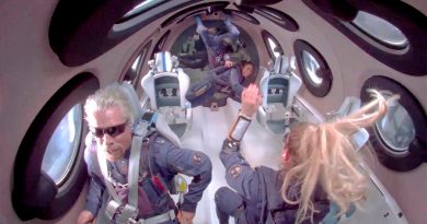 El multimillonario Richard Branson llega al espacio a bordo de su avión espacial