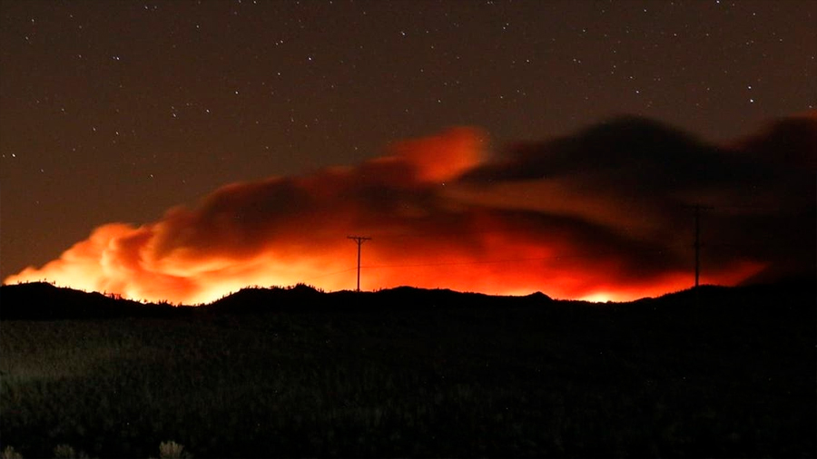Infernal "dragón de nubes" se forma sobre los incendios que arrasan el oeste de EU