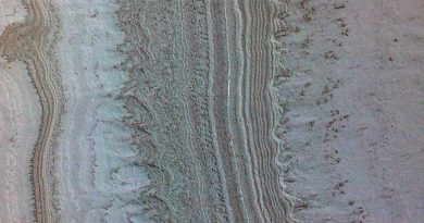 Arcillas, no agua, son la fuente probable de los "lagos" de Marte