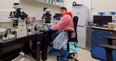 Él es científico mexicano que desarrolló un embrión de ratón en un útero artificial