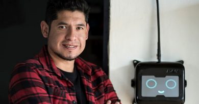 Joven innovador mexicano busca dotar con paneles solares electricidad e internet a zonas rurales y pobres