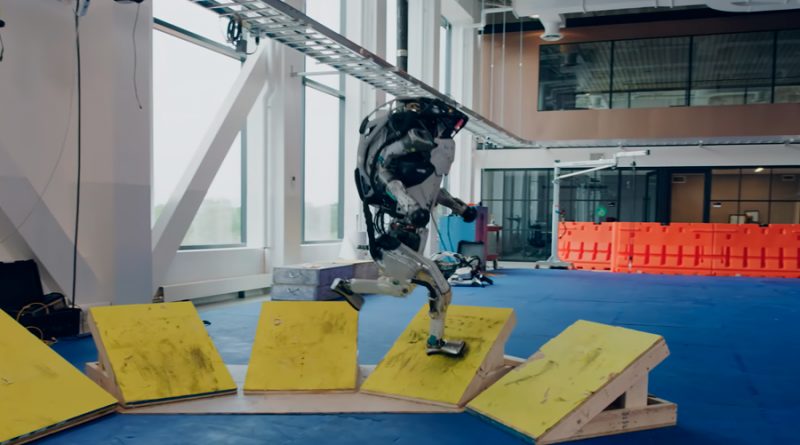 Robot Atlas de Boston Dynamics hace pruebas de parkour