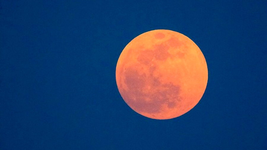 La Luna cambia por la acción del Sol: descompone sus rocas y la llena de hierro