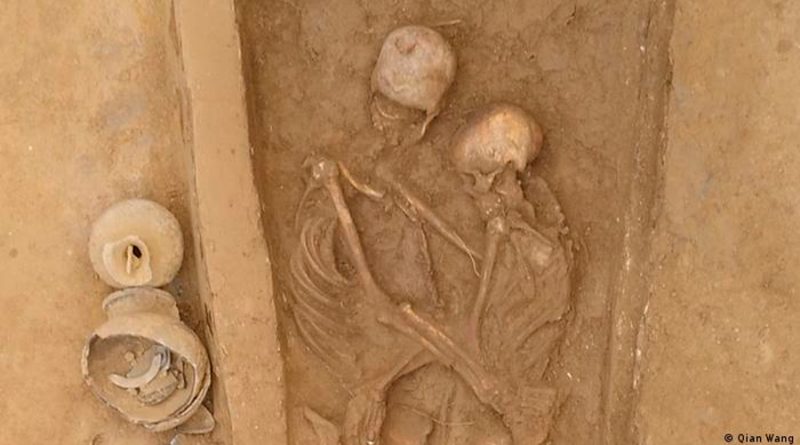 Hallan en China a unos amantes que fueron enterrados abrazados hace 1,500 años