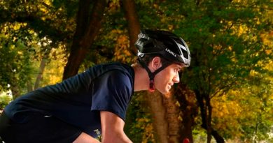 Un casco para ciclistas se ilumina al frenar y avisa a tus contactos en caso de caída