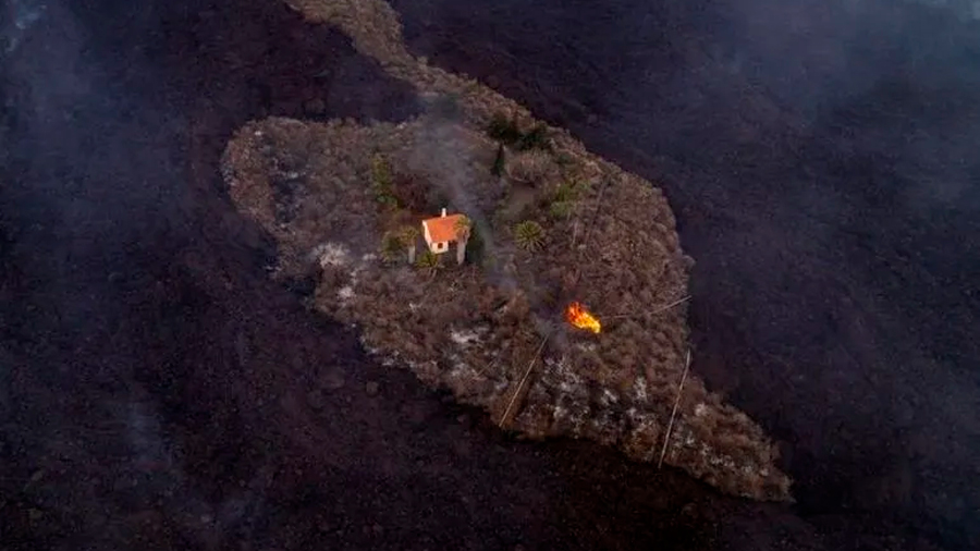 Bautizan como "casa milagro" a morada que escapó de la lava del volcán en La Palma, España
