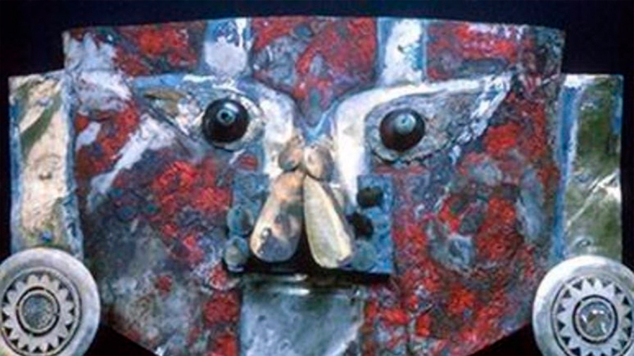 Sangre humana en una máscara de oro milenaria hallada en Perú