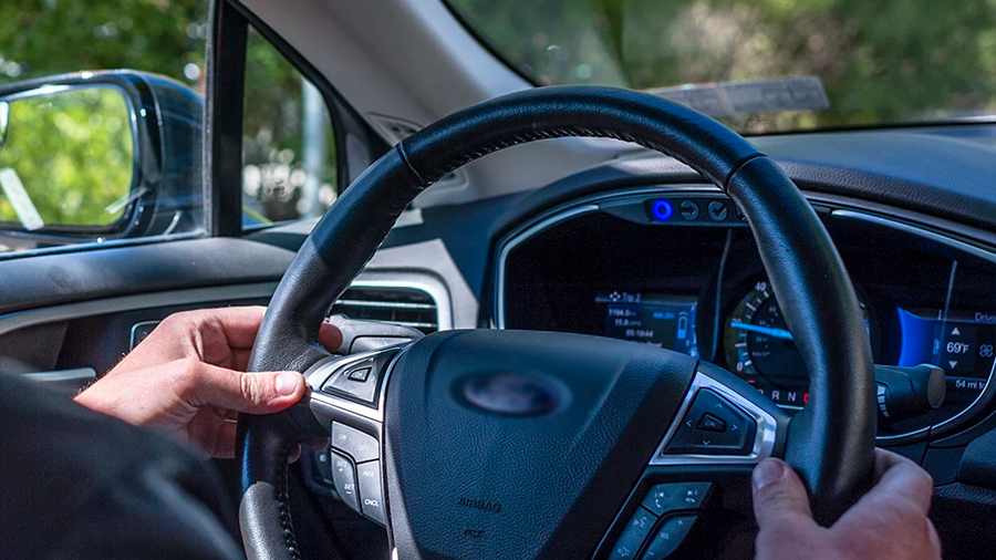 Nueva tecnología que evita microsueños en conductores ya es una realidad: ¿cómo funciona?