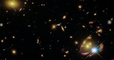 Una lente gravitacional muestra tres veces la misma galaxia