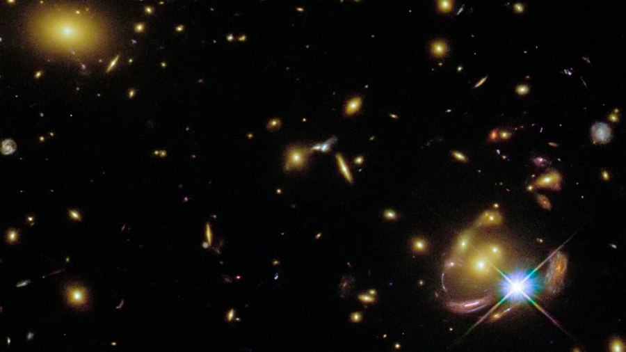Una lente gravitacional muestra tres veces la misma galaxia