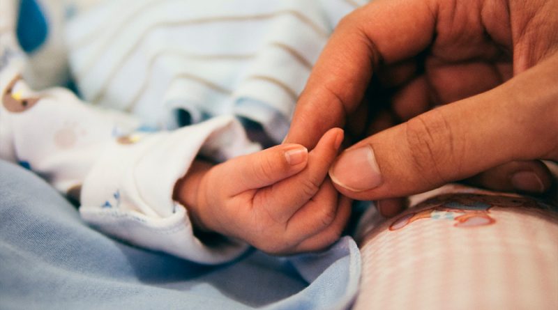 Varios contaminantes influyen en si un bebé nacerá niño o niña, revela estudio