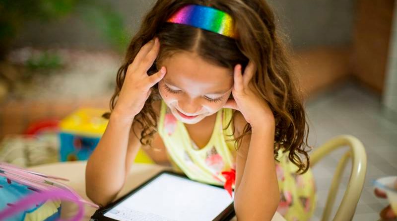 Niños se involucran más con las historias que leen de un libro en vez de una Tablet: estudio