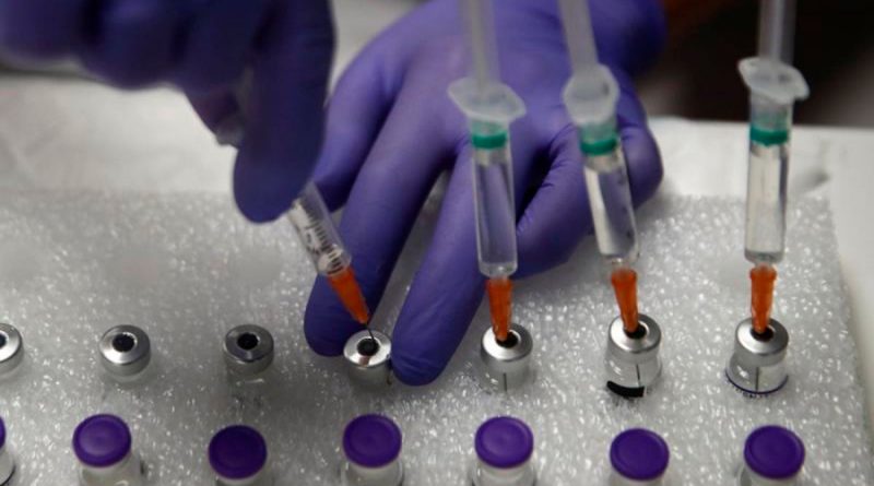 Vacuna de Pfizer es eficaz contra Ómicron tras tres dosis: estudio