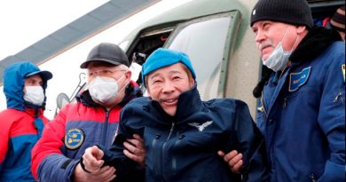 Dos turistas japoneses regresan a la Tierra tras pasar 12 días en la EEI