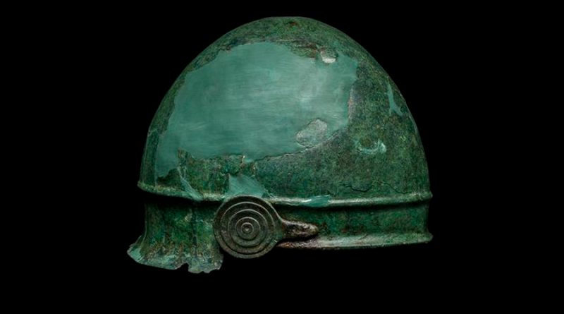 Hallan una rara inscripción en un casco etrusco de 2,400 años de antigüedad