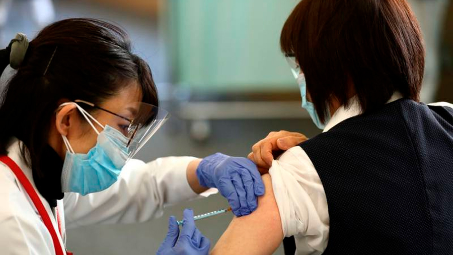 Covid-19: Científicos japoneses trabajan en una vacuna que proteja de por vida