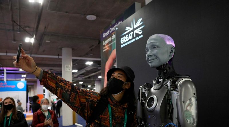 Robot humanoide hiperrealista Ameca interactuando con la gente en Expotec