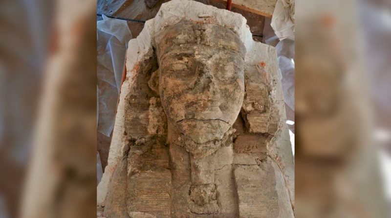 Arqueólogos descubren dos enormes estatuas de un faraón, de 8 metros de altura