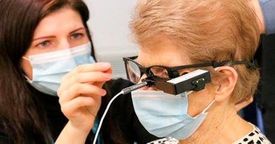 Una anciana recibe el primer implante en Reino Unido de chip biónico en el ojo