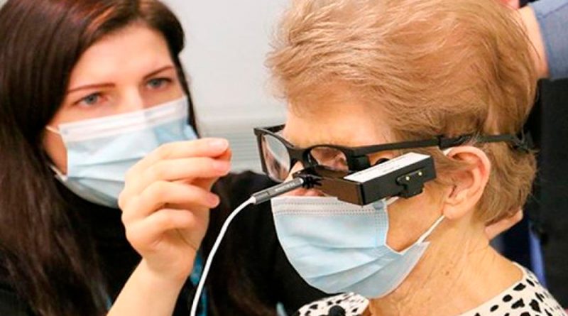 Una anciana recibe el primer implante en Reino Unido de chip biónico en el ojo