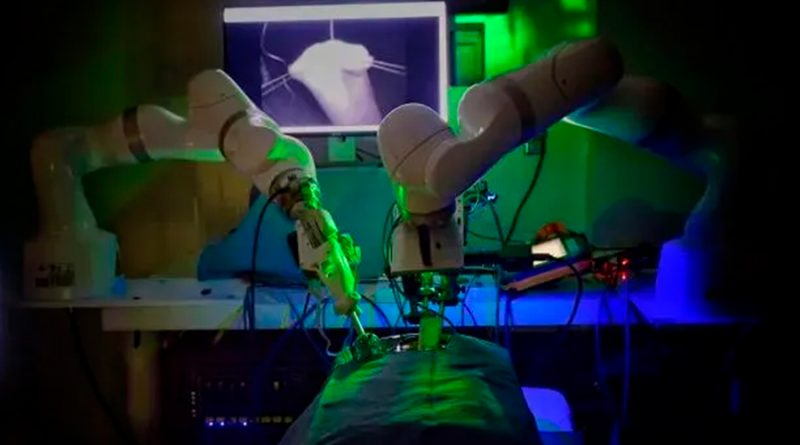 Robot realiza la primera cirugía abdominal sin ayuda humana