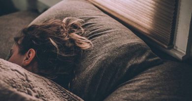 Estudio revela que luz moderada durante el sueño puede causar daño a la salud