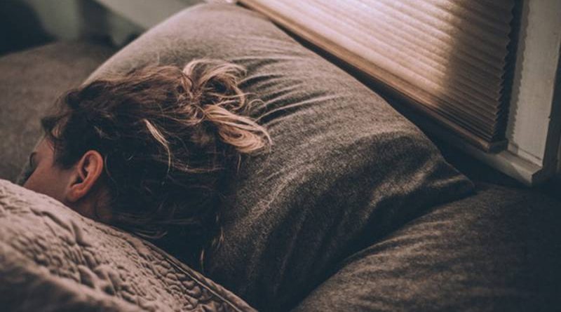 Estudio revela que luz moderada durante el sueño puede causar daño a la salud