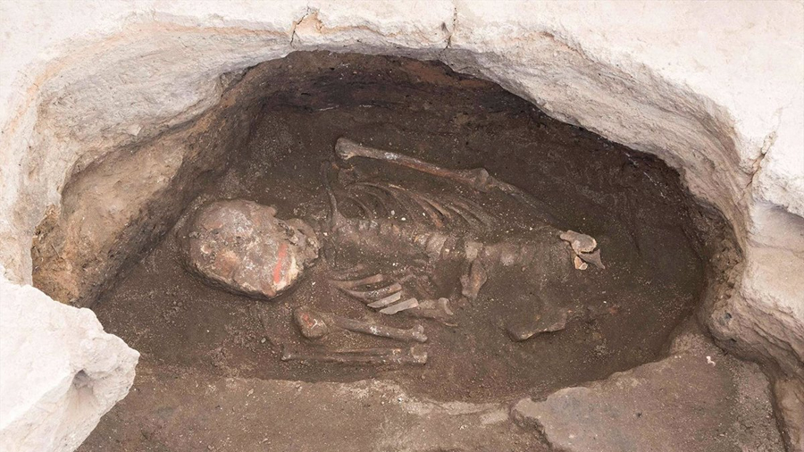 En la ciudad más antigua del mundo pintaban los huesos de los muertos