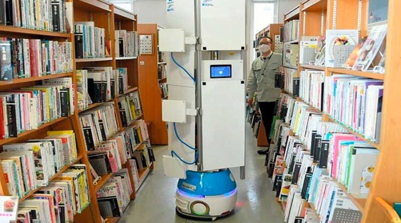 Un robot se encuentra a cargo de inventariar libros en una biblioteca japonesa