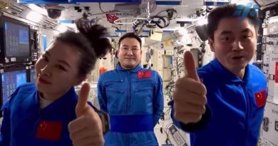 Regresan a la tierra tres astronautas chinos después de permanecer seis meses en el espacio