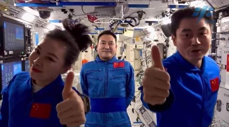 Regresan a la tierra tres astronautas chinos después de permanecer seis meses en el espacio