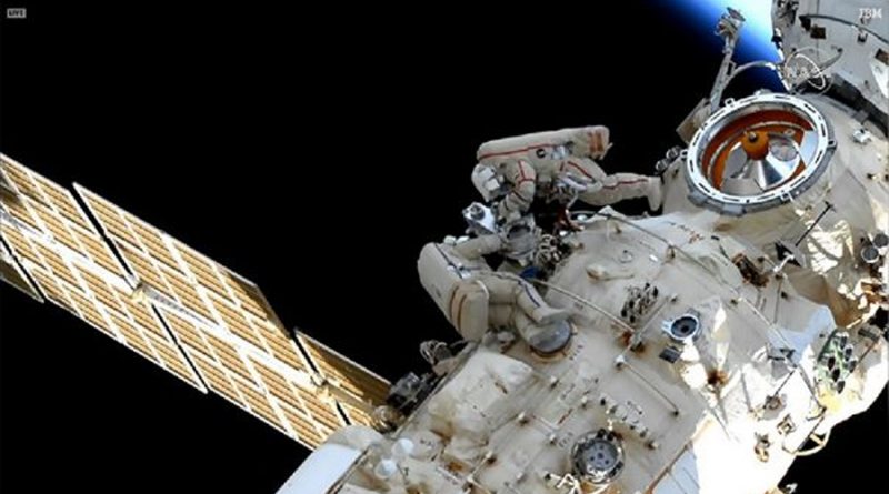 Cosmonautas instalan un nuevo brazo futurista a la Estación Espacial Internacional