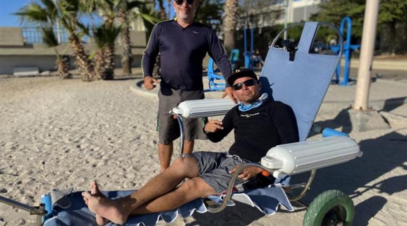 Mexicano crea silla anfibia para que personas con discapacidad gocen la playa