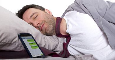Conoce los riesgos de salud que puede causar dormir cerca del celular
