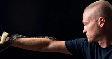 Este hombre recibe mordeduras de serpientes mortales en nombre de la ciencia