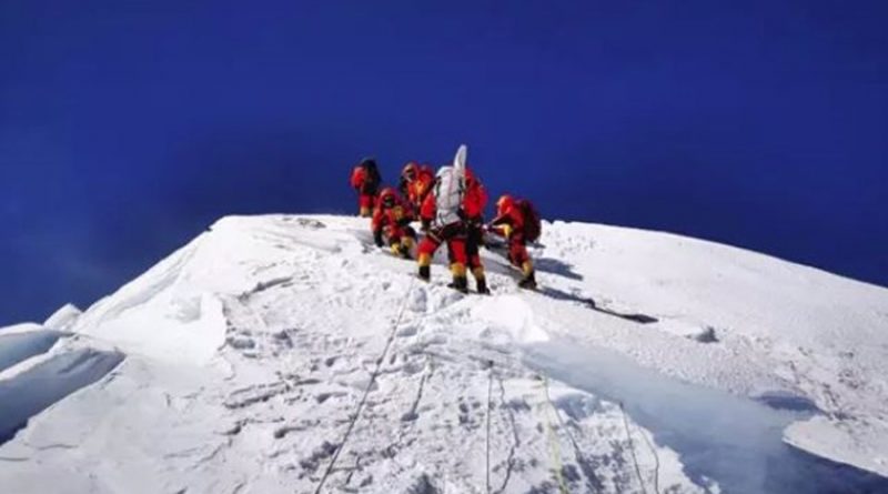 China instalará la primera estación meteorológica automática en la cima del Everest