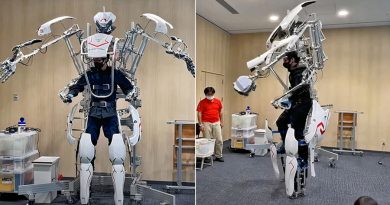 Un singular exoesqueleto te convierte en un robot de casi tres metros de altura