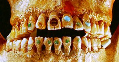 Descubren que los mayas se decoraban la sonrisa con injertos de joyas en los dientes