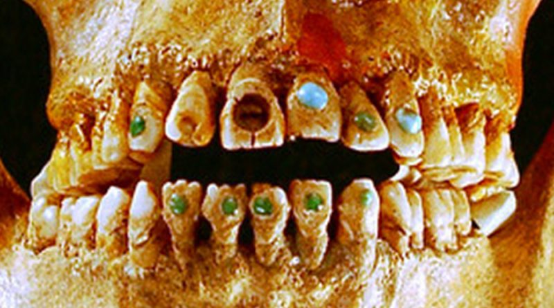Descubren que los mayas se decoraban la sonrisa con injertos de joyas en los dientes