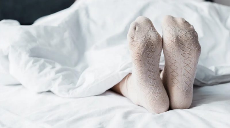 La ciencia explica por qué deberías dormir con los calcetines puestos