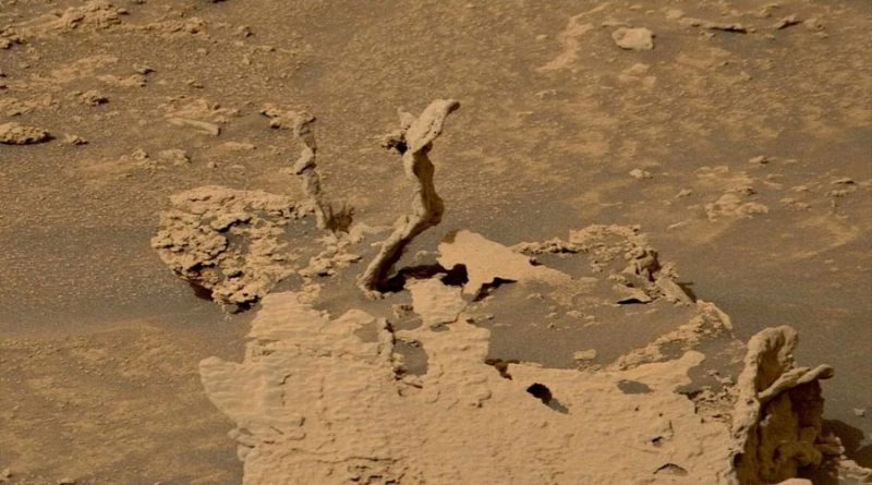 El rover Curiosity captura imágenes de extraños "picos" en Marte